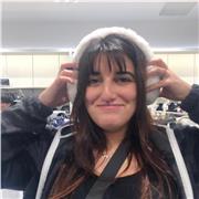 Profesora imparte clases a todos aquellos interesados e aprender sobre este idioma